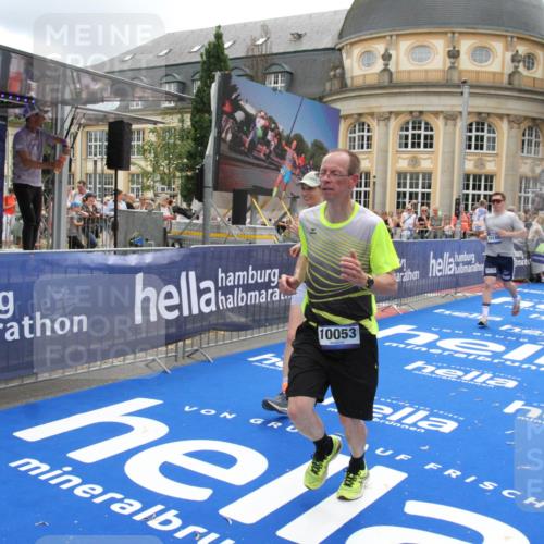 29.06.2025 - hella hamburg halbmarathon Michael Strokosch http://msf.ph/oto/8246269 29.06.2025 10:49:23 Ziel 4183, 4185, 6158, 8112, 9348, 10053, 10189, 11819, 13450, 14526, 15422, 16369 meine-sportfotos.de