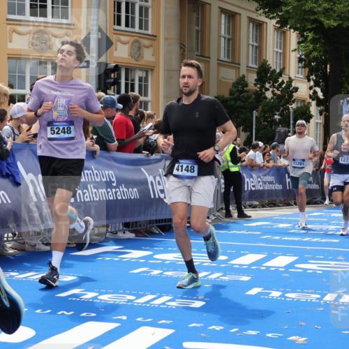29.06.2025 - hella hamburg halbmarathon Strokosch-Dieckow http://msf.ph/oto/8246275 29.06.2025 10:38:42 Ziel 2296, 2719, 4148, 5248, 6684, 8450, 9264, 9403, 9540, 10218, 11055, 11281, 11282, 12772, 13755, 13800, 14093, 15372, 17154, 18188, 19004 meine-sportfotos.de