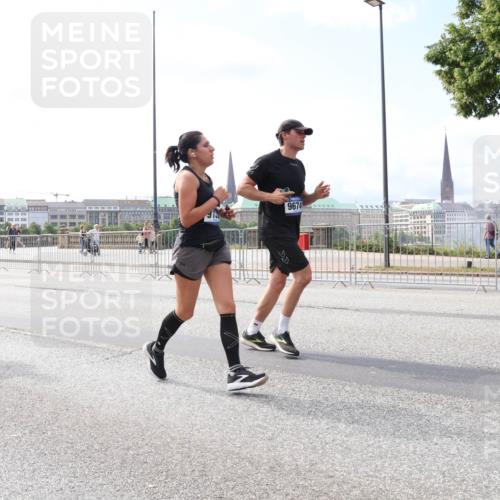 29.06.2025 - hella hamburg halbmarathon Lena Gebhardt http://msf.ph/oto/8246290 29.06.2025 10:10:02 Lombardsbrücke 1052, 1456, 1548, 1823, 3921, 4592, 5511, 7042, 7058, 7081, 7333, 7636, 8090, 8219, 8685, 8890, 9150, 9297, 9306, 9366, 9434, 9674, 9781, 10036, 10943, 11027, 12255, 12509, 12567, 13739, 16191, 16445, 16455, 16872, 16918, 17148, 17630, 17899, 18076, 18196, 18440, 18707, 19242 meine-sportfotos.de