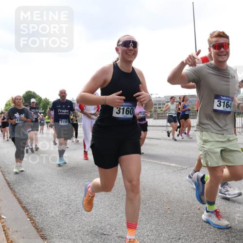 29.06.2025 - hella hamburg halbmarathon Lena Gebhardt http://msf.ph/oto/8246312 29.06.2025 10:45:29 Lombardsbrücke 1033, 1060, 1085, 1685, 1713, 1798, 1983, 2008, 2216, 2217, 2550, 2657, 2664, 2917, 2973, 3160, 3164, 3357, 3377, 3879, 3993, 4099, 4102, 4186, 4224, 4306, 4337, 4388, 4504, 4820, 4851, 5044, 5099, 5108, 5190, 5339, 5636, 5949, 6150, 6509, 6763, 6788, 6911, 6922, 6980, 7283, 7530, 7541, 7699, 7859, 7912, 8594, 8605, 8745, 8762, 9620, 10030, 10182, 10225, 10562, 10566, 11314, 12198, 12332, 12334 meine-sportfotos.de