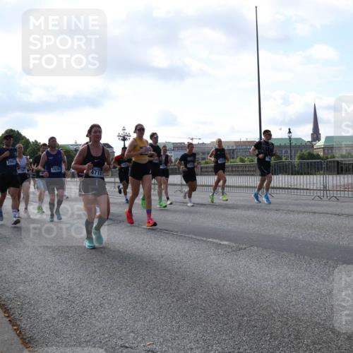 29.06.2025 - hella hamburg halbmarathon Lena Gebhardt http://msf.ph/oto/8246313 29.06.2025 09:56:33 Lombardsbrücke 1061, 1452, 1460, 1496, 1499, 1592, 1628, 1833, 1877, 2013, 2058, 2082, 2083, 2208, 2378, 2396, 2504, 2771, 2953, 2996, 3060, 3256, 3296, 3310, 3652, 4065, 4077, 4377, 4404, 4635, 4711, 4833, 5169, 5194, 5482, 5600, 5607, 5839, 5978, 6033, 6115, 6168, 6286, 6511, 6512, 6561, 6562, 7178, 7332, 7383, 7475, 7583, 7943, 8261, 8361, 8514, 8572, 8587, 8618, 8661, 8710, 8863, 8921, 8968, 8989, 8996, 9082, 9246, 9537, 9597, 9638, 10596 meine-sportfotos.de