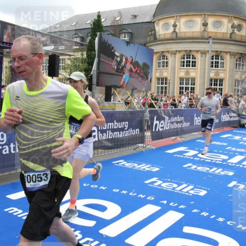29.06.2025 - hella hamburg halbmarathon Michael Strokosch http://msf.ph/oto/8246314 29.06.2025 10:49:24 Ziel 4183, 4185, 6158, 9348, 10053, 10189, 11819, 12670, 13450, 14526, 15422, 15784, 15894, 15966 meine-sportfotos.de