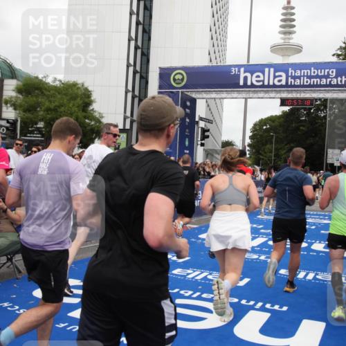 29.06.2025 - hella hamburg halbmarathon Michael Strokosch http://msf.ph/oto/8246328 29.06.2025 10:57:17 Ziel 1387, 1877, 2676, 4167, 4940, 8585, 9577, 9884, 10383, 11590, 11612, 13750, 14139, 15110, 15229, 15664, 15726, 17660, 17848, 17993, 19184 meine-sportfotos.de