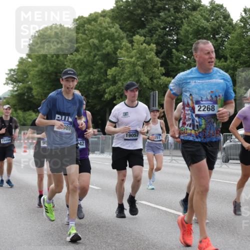 29.06.2025 - hella hamburg halbmarathon Jannik Wohlers http://msf.ph/oto/8246329 29.06.2025 10:30:34 Lombardsbrücke 1472, 1773, 2097, 2268, 2505, 3131, 6195, 6556, 6620, 6787, 7351, 8757, 9576, 10989, 11981, 12384, 12627, 14095, 14803, 15466, 15589, 17224, 17463, 17742, 17966, 19052, 19226 meine-sportfotos.de