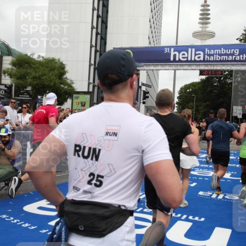 29.06.2025 - hella hamburg halbmarathon Michael Strokosch http://msf.ph/oto/8246355 29.06.2025 10:57:17 Ziel 1387, 1877, 2676, 4167, 4940, 8585, 9577, 9884, 10383, 11590, 11612, 13750, 14139, 15110, 15229, 15664, 15726, 17660, 17848, 17993, 19184 meine-sportfotos.de