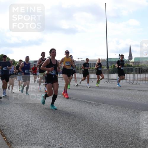 29.06.2025 - hella hamburg halbmarathon Lena Gebhardt http://msf.ph/oto/8246398 29.06.2025 09:56:33 Lombardsbrücke 1061, 1452, 1460, 1496, 1499, 1592, 1628, 1833, 1877, 2013, 2058, 2082, 2083, 2208, 2378, 2396, 2504, 2771, 2953, 2996, 3060, 3256, 3296, 3310, 3652, 4065, 4077, 4377, 4404, 4635, 4711, 4833, 5169, 5194, 5482, 5600, 5607, 5839, 5978, 6033, 6115, 6168, 6286, 6511, 6512, 6561, 6562, 7178, 7332, 7383, 7475, 7583, 7943, 8261, 8361, 8514, 8572, 8587, 8618, 8661, 8710, 8863, 8921, 8968, 8989, 8996, 9082, 9246, 9537, 9597, 9638, 10596 meine-sportfotos.de