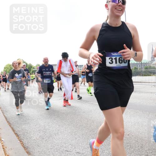 29.06.2025 - hella hamburg halbmarathon Lena Gebhardt http://msf.ph/oto/8246436 29.06.2025 10:45:30 Lombardsbrücke 1033, 1060, 1085, 1685, 1713, 1798, 1983, 2008, 2216, 2217, 2550, 2657, 2664, 2917, 2973, 3160, 3164, 3357, 3377, 3879, 3993, 4099, 4102, 4186, 4224, 4306, 4337, 4388, 4504, 4820, 4851, 5044, 5099, 5108, 5190, 5339, 5635, 5636, 5949, 6150, 6509, 6763, 6788, 6911, 6922, 6980, 7283, 7530, 7541, 7699, 7859, 7912, 8594, 8605, 8745, 8762, 9620, 10030, 10182, 10225, 10327, 10329, 11314, 12198, 12332, 12334 meine-sportfotos.de