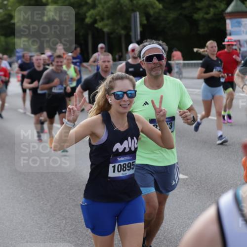 29.06.2025 - hella hamburg halbmarathon Jannik Wohlers http://msf.ph/oto/8246472 29.06.2025 09:55:32 Lombardsbrücke 1143, 1216, 1257, 1267, 1461, 1502, 1507, 1689, 2250, 2260, 2818, 2864, 2884, 3060, 3543, 3692, 3945, 4033, 4127, 4324, 4346, 4557, 4601, 5116, 6134, 6481, 6994, 7056, 7100, 7224, 7332, 7367, 7657, 8234, 8273, 8335, 8390, 8668, 8821, 8977, 9074, 9551, 10408, 10603, 10811, 10895, 11009, 11211, 11429, 11645, 11733, 12277, 12379, 12523, 13032, 13073, 13301, 13672, 13758, 13803, 13807, 14239, 14628, 14928, 15384, 15392, 15502, 16175, 16623, 16738, 17842 meine-sportfotos.de