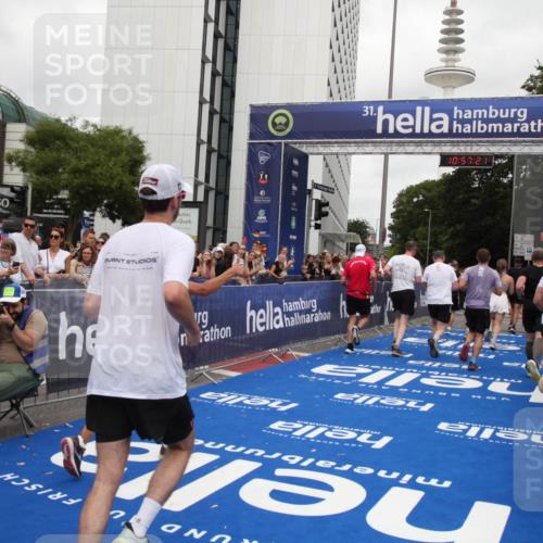 29.06.2025 - hella hamburg halbmarathon Michael Strokosch http://msf.ph/oto/8246497 29.06.2025 10:57:19 Ziel 1387, 1877, 2417, 2676, 4167, 4940, 8585, 9577, 9884, 9934, 10383, 11590, 11612, 12014, 13750, 14139, 15110, 15229, 15664, 16625, 17660, 17779, 17848, 17993, 19184 meine-sportfotos.de