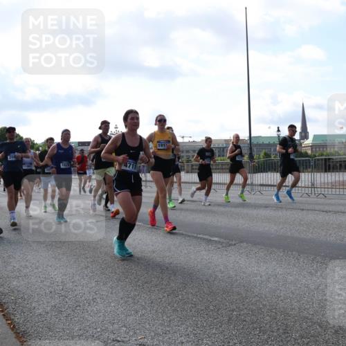 29.06.2025 - hella hamburg halbmarathon Lena Gebhardt http://msf.ph/oto/8246499 29.06.2025 09:56:33 Lombardsbrücke 1061, 1452, 1460, 1496, 1499, 1592, 1628, 1833, 1877, 2013, 2058, 2082, 2083, 2208, 2378, 2396, 2504, 2771, 2953, 2996, 3060, 3256, 3296, 3310, 3652, 4065, 4077, 4377, 4404, 4635, 4711, 4833, 5169, 5194, 5482, 5600, 5607, 5839, 5978, 6033, 6115, 6168, 6286, 6511, 6512, 6561, 6562, 7178, 7332, 7383, 7475, 7583, 7943, 8261, 8361, 8514, 8572, 8587, 8618, 8661, 8710, 8863, 8921, 8968, 8989, 8996, 9082, 9246, 9537, 9597, 9638, 10596 meine-sportfotos.de