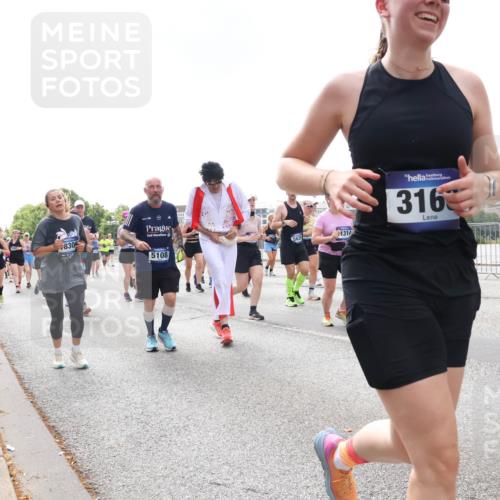 29.06.2025 - hella hamburg halbmarathon Lena Gebhardt http://msf.ph/oto/8246541 29.06.2025 10:45:30 Lombardsbrücke 1033, 1060, 1085, 1685, 1713, 1798, 1983, 2008, 2216, 2217, 2550, 2657, 2664, 2917, 2973, 3160, 3164, 3357, 3377, 3879, 3993, 4099, 4102, 4186, 4224, 4306, 4337, 4388, 4504, 4820, 4851, 5044, 5099, 5108, 5190, 5339, 5635, 5636, 5949, 6150, 6509, 6763, 6788, 6911, 6922, 6980, 7283, 7530, 7541, 7699, 7859, 7912, 8594, 8605, 8745, 8762, 9620, 10030, 10182, 10225, 10327, 10329, 11314, 12198, 12332, 12334 meine-sportfotos.de