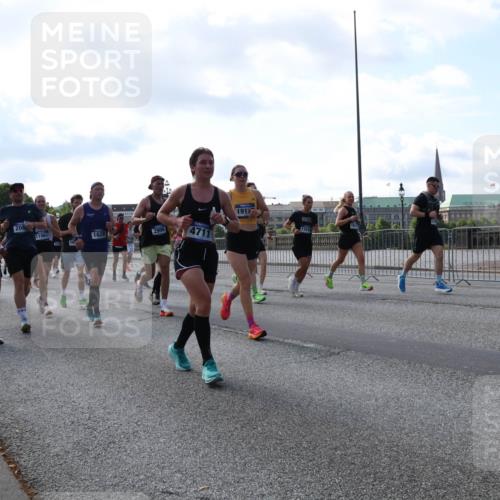 29.06.2025 - hella hamburg halbmarathon Lena Gebhardt http://msf.ph/oto/8246589 29.06.2025 09:56:33 Lombardsbrücke 1061, 1452, 1460, 1496, 1499, 1592, 1628, 1833, 1877, 2013, 2058, 2082, 2083, 2208, 2378, 2396, 2504, 2771, 2953, 2996, 3060, 3256, 3296, 3310, 3652, 4065, 4077, 4377, 4404, 4635, 4711, 4833, 5169, 5194, 5482, 5600, 5607, 5839, 5978, 6033, 6115, 6168, 6286, 6511, 6512, 6561, 6562, 7178, 7332, 7383, 7475, 7583, 7943, 8261, 8361, 8514, 8572, 8587, 8618, 8661, 8710, 8863, 8921, 8968, 8989, 8996, 9082, 9246, 9537, 9597, 9638, 10596 meine-sportfotos.de