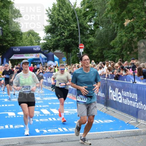 29.06.2025 - hella hamburg halbmarathon Zöllner http://msf.ph/oto/8246647 29.06.2025 10:57:14 Ziel 1387, 1877, 4167, 4261, 4940, 9577, 9884, 11590, 11612, 13750, 14139, 14588, 15110, 15664, 15726, 17617, 17660, 17993, 18208, 19184 meine-sportfotos.de