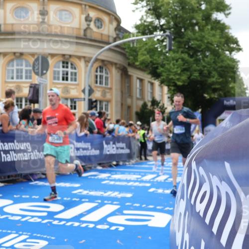 29.06.2025 - hella hamburg halbmarathon Strokosch-Dieckow http://msf.ph/oto/8246651 29.06.2025 10:38:50 Ziel 2296, 2719, 2980, 3136, 3783, 6684, 8958, 9264, 9540, 10218, 11055, 11282, 13137, 13755, 13800, 14093, 15257, 15372, 17722 meine-sportfotos.de
