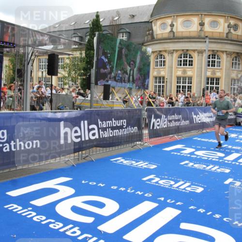 29.06.2025 - hella hamburg halbmarathon Michael Strokosch http://msf.ph/oto/8246652 29.06.2025 10:49:29 Ziel 1342, 1476, 2878, 4183, 4185, 8437, 8813, 11339, 11779, 11819, 12670, 13269, 14838, 15422, 15784, 15894, 15966, 16891, 18476, 18887, 18960 meine-sportfotos.de