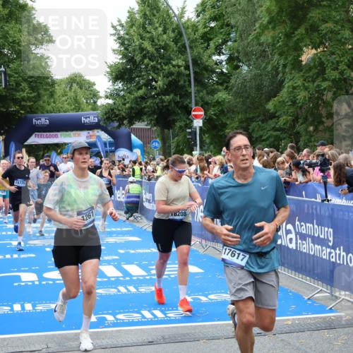 29.06.2025 - hella hamburg halbmarathon Zöllner http://msf.ph/oto/8246672 29.06.2025 10:57:14 Ziel 1387, 1877, 4167, 4261, 4940, 9577, 9884, 11590, 11612, 13750, 14139, 14588, 15110, 15664, 15726, 17617, 17660, 17993, 18208, 19184 meine-sportfotos.de