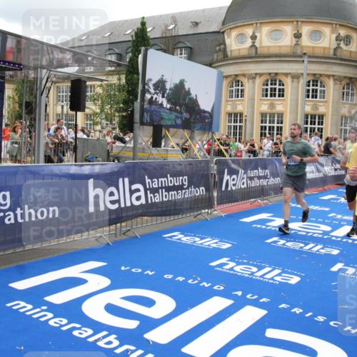 29.06.2025 - hella hamburg halbmarathon Michael Strokosch http://msf.ph/oto/8246701 29.06.2025 10:49:29 Ziel 1342, 1476, 2878, 4183, 4185, 8437, 8813, 11339, 11779, 11819, 12670, 13269, 14838, 15422, 15784, 15894, 15966, 16891, 18476, 18887, 18960 meine-sportfotos.de