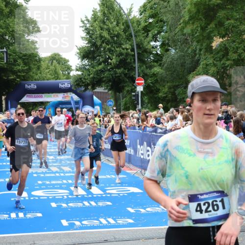 29.06.2025 - hella hamburg halbmarathon Zöllner http://msf.ph/oto/8246728 29.06.2025 10:57:16 Ziel 1387, 1877, 2676, 4167, 4940, 8585, 9577, 9884, 10383, 11590, 11612, 13750, 14139, 15110, 15229, 15664, 15726, 17660, 17848, 17993, 19184 meine-sportfotos.de