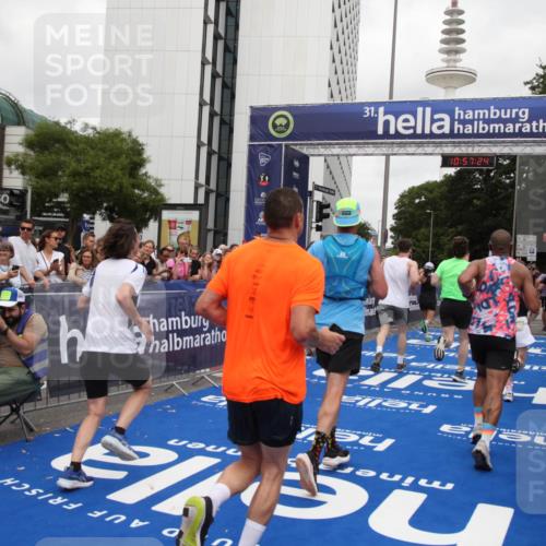 29.06.2025 - hella hamburg halbmarathon Michael Strokosch http://msf.ph/oto/8246738 29.06.2025 10:57:23 Ziel 2417, 2676, 4940, 5926, 6272, 8585, 9450, 9577, 9934, 10383, 11590, 12014, 12590, 13664, 15229, 15664, 16625, 17660, 17779, 17848, 17993 meine-sportfotos.de