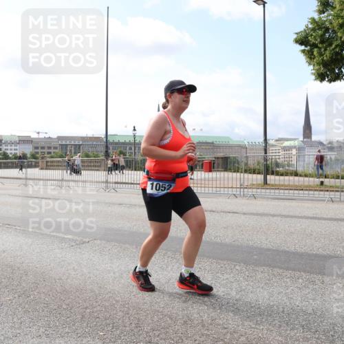 29.06.2025 - hella hamburg halbmarathon Lena Gebhardt http://msf.ph/oto/8246747 29.06.2025 10:10:03 Lombardsbrücke 1052, 1456, 1548, 1823, 3921, 4592, 5511, 7042, 7058, 7081, 7333, 7636, 8090, 8219, 8685, 8890, 9150, 9297, 9306, 9366, 9434, 9674, 9781, 10036, 10943, 11027, 12255, 12509, 12567, 13739, 13797, 16191, 16445, 16455, 16872, 16918, 17148, 17630, 17899, 18076, 18196, 18440, 18707, 19242 meine-sportfotos.de
