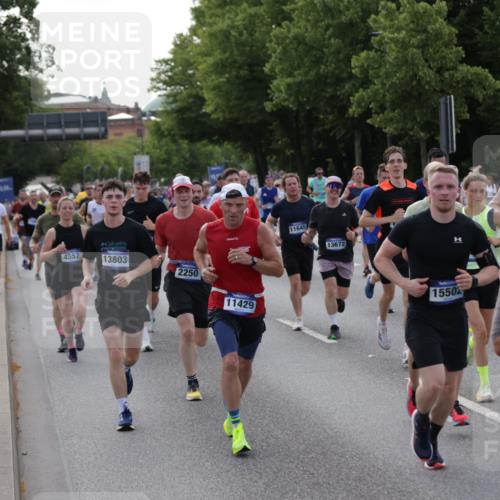 29.06.2025 - hella hamburg halbmarathon Jannik Wohlers http://msf.ph/oto/8246772 29.06.2025 09:55:34 Lombardsbrücke 1143, 1216, 1257, 1267, 1502, 1507, 1689, 2083, 2250, 2260, 2818, 2864, 2884, 3060, 3543, 3692, 4033, 4127, 4324, 4346, 4557, 4601, 5116, 6115, 6134, 6994, 7056, 7100, 7224, 7332, 7657, 8273, 8335, 8390, 8668, 8821, 9074, 9551, 10408, 10603, 10811, 10895, 11009, 11211, 11429, 11645, 12277, 12523, 12875, 13073, 13301, 13672, 13758, 13803, 14239, 14628, 14928, 15384, 15392, 15502, 15899, 16175, 16623, 16738, 17127, 17131, 17282, 17842 meine-sportfotos.de