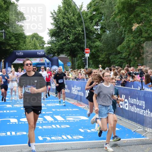 29.06.2025 - hella hamburg halbmarathon Zöllner http://msf.ph/oto/8246775 29.06.2025 10:57:17 Ziel 1387, 1877, 2417, 2676, 4167, 4940, 8585, 9577, 9884, 9934, 10383, 11590, 11612, 13750, 14139, 15110, 15229, 15664, 15726, 17660, 17779, 17848, 17993, 19184 meine-sportfotos.de