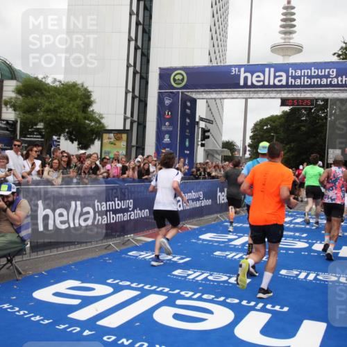 29.06.2025 - hella hamburg halbmarathon Michael Strokosch http://msf.ph/oto/8246809 29.06.2025 10:57:23 Ziel 2417, 2676, 4940, 5926, 6272, 8585, 9450, 9577, 9934, 10383, 11590, 12014, 12590, 13664, 15229, 15664, 16625, 17660, 17779, 17848, 17993 meine-sportfotos.de