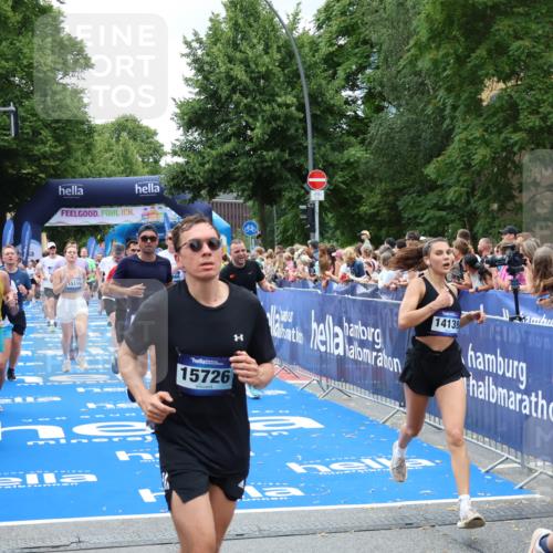 29.06.2025 - hella hamburg halbmarathon Zöllner http://msf.ph/oto/8246815 29.06.2025 10:57:18 Ziel 1387, 1877, 2417, 2676, 4167, 4940, 8585, 9577, 9884, 9934, 10383, 11590, 11612, 12014, 13750, 14139, 15110, 15229, 15664, 16625, 17660, 17779, 17848, 17993, 19184 meine-sportfotos.de