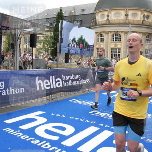 29.06.2025 - hella hamburg halbmarathon Michael Strokosch http://msf.ph/oto/8246834 29.06.2025 10:49:30 Ziel 1342, 1476, 2878, 8437, 8689, 8813, 11339, 11779, 12094, 12670, 13269, 14838, 15784, 15894, 15966, 16891, 18476, 18887, 18960 meine-sportfotos.de