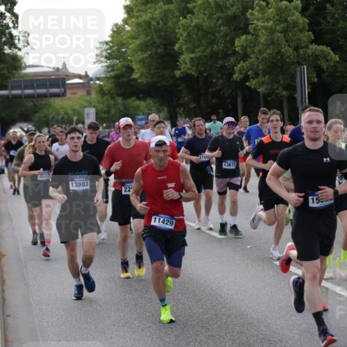 29.06.2025 - hella hamburg halbmarathon Jannik Wohlers http://msf.ph/oto/8246836 29.06.2025 09:55:34 Lombardsbrücke 1143, 1216, 1257, 1267, 1502, 1507, 1689, 2083, 2250, 2260, 2818, 2864, 2884, 3060, 3543, 3692, 4033, 4127, 4324, 4346, 4557, 4601, 5116, 6115, 6134, 6994, 7056, 7100, 7224, 7332, 7657, 8273, 8335, 8390, 8668, 8821, 9074, 9551, 10408, 10603, 10811, 10895, 11009, 11211, 11429, 11645, 12277, 12523, 12875, 13073, 13301, 13672, 13758, 13803, 14239, 14628, 14928, 15384, 15392, 15502, 15899, 16175, 16623, 16738, 17127, 17131, 17282, 17842 meine-sportfotos.de
