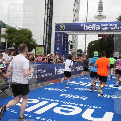 29.06.2025 - hella hamburg halbmarathon Michael Strokosch http://msf.ph/oto/8246847 29.06.2025 10:57:24 Ziel 2417, 2676, 5926, 6272, 8585, 9450, 9577, 9934, 10383, 11590, 12014, 12590, 13664, 15229, 16625, 16830, 17160, 17779, 17848 meine-sportfotos.de