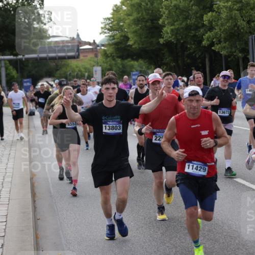 29.06.2025 - hella hamburg halbmarathon Jannik Wohlers http://msf.ph/oto/8246886 29.06.2025 09:55:35 Lombardsbrücke 1143, 1216, 1257, 1267, 1502, 1507, 1689, 2083, 2250, 2260, 2818, 2864, 2884, 3060, 3543, 3692, 4033, 4127, 4346, 4557, 4601, 5116, 6115, 6134, 6994, 7056, 7100, 7224, 7332, 7657, 8273, 8335, 8390, 8668, 8821, 8989, 9074, 9551, 10408, 10603, 10811, 10895, 11009, 11211, 11429, 11645, 12277, 12523, 12875, 13301, 13672, 13758, 13803, 13875, 14239, 14628, 14928, 15384, 15392, 15502, 15899, 16149, 16175, 16623, 16738, 17127, 17131, 17282, 17842 meine-sportfotos.de