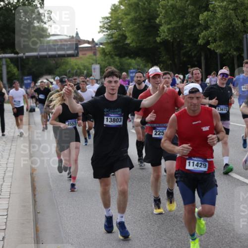 29.06.2025 - hella hamburg halbmarathon Jannik Wohlers http://msf.ph/oto/8246907 29.06.2025 09:55:35 Lombardsbrücke 1143, 1216, 1257, 1267, 1502, 1507, 1689, 2083, 2250, 2260, 2818, 2864, 2884, 3060, 3543, 3692, 4033, 4127, 4346, 4557, 4601, 5116, 6115, 6134, 6994, 7056, 7100, 7224, 7332, 7657, 8273, 8335, 8390, 8668, 8821, 8989, 9074, 9551, 10408, 10603, 10811, 10895, 11009, 11211, 11429, 11645, 12277, 12523, 12875, 13301, 13672, 13758, 13803, 13875, 14239, 14628, 14928, 15384, 15392, 15502, 15899, 16149, 16175, 16623, 16738, 17127, 17131, 17282, 17842 meine-sportfotos.de