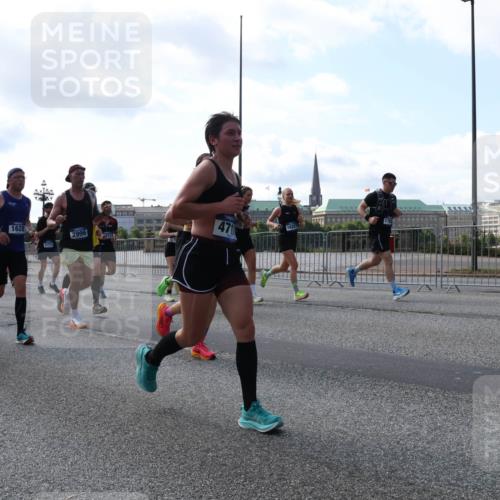 29.06.2025 - hella hamburg halbmarathon Lena Gebhardt http://msf.ph/oto/8246908 29.06.2025 09:56:34 Lombardsbrücke 1061, 1452, 1460, 1496, 1499, 1592, 1628, 1833, 1877, 2013, 2058, 2082, 2083, 2208, 2378, 2396, 2504, 2771, 2953, 2996, 3256, 3296, 3310, 3652, 4065, 4077, 4377, 4404, 4635, 4711, 4833, 5169, 5194, 5482, 5600, 5607, 5839, 5978, 6033, 6115, 6168, 6286, 6511, 6512, 6561, 6562, 7178, 7383, 7475, 7583, 7943, 8261, 8361, 8514, 8572, 8587, 8618, 8661, 8710, 8863, 8921, 8968, 8989, 8996, 9082, 9246, 9537, 9597, 9638, 10596 meine-sportfotos.de