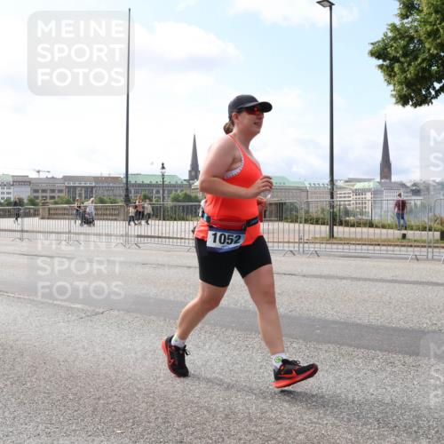 29.06.2025 - hella hamburg halbmarathon Lena Gebhardt http://msf.ph/oto/8246917 29.06.2025 10:10:03 Lombardsbrücke 1052, 1456, 1548, 1823, 3921, 4592, 5511, 7042, 7058, 7081, 7333, 7636, 8090, 8219, 8685, 8890, 9150, 9297, 9306, 9366, 9434, 9674, 9781, 10036, 10943, 11027, 12255, 12509, 12567, 13739, 13797, 16191, 16445, 16455, 16872, 16918, 17148, 17630, 17899, 18076, 18196, 18440, 18707, 19242 meine-sportfotos.de