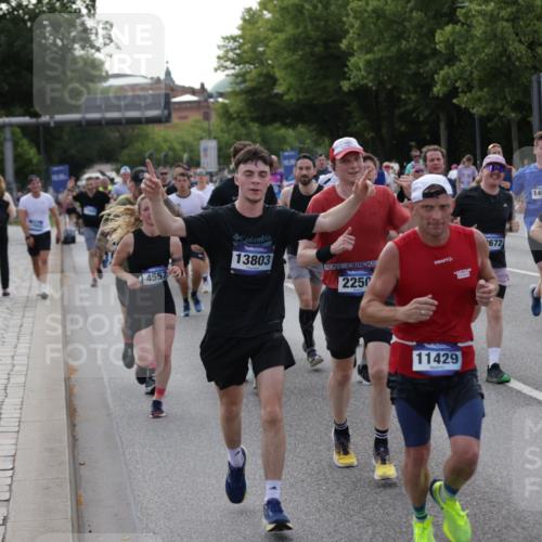 29.06.2025 - hella hamburg halbmarathon Jannik Wohlers http://msf.ph/oto/8246929 29.06.2025 09:55:35 Lombardsbrücke 1143, 1216, 1257, 1267, 1502, 1507, 1689, 2083, 2250, 2260, 2818, 2864, 2884, 3060, 3543, 3692, 4033, 4127, 4346, 4557, 4601, 5116, 6115, 6134, 6994, 7056, 7100, 7224, 7332, 7657, 8273, 8335, 8390, 8668, 8821, 8989, 9074, 9551, 10408, 10603, 10811, 10895, 11009, 11211, 11429, 11645, 12277, 12523, 12875, 13301, 13672, 13758, 13803, 13875, 14239, 14628, 14928, 15384, 15392, 15502, 15899, 16149, 16175, 16623, 16738, 17127, 17131, 17282, 17842 meine-sportfotos.de