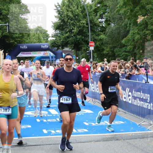 29.06.2025 - hella hamburg halbmarathon Zöllner http://msf.ph/oto/8246938 29.06.2025 10:57:19 Ziel 1387, 1877, 2417, 2676, 4167, 4940, 8585, 9450, 9577, 9884, 9934, 10383, 11590, 11612, 12014, 12590, 13750, 15110, 15229, 15664, 16625, 17660, 17779, 17848, 17993, 19184 meine-sportfotos.de