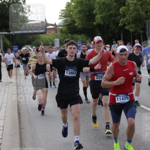 29.06.2025 - hella hamburg halbmarathon Jannik Wohlers http://msf.ph/oto/8246948 29.06.2025 09:55:35 Lombardsbrücke 1143, 1216, 1257, 1267, 1502, 1507, 1689, 2083, 2250, 2260, 2818, 2864, 2884, 3060, 3543, 3692, 4033, 4127, 4346, 4557, 4601, 5116, 6115, 6134, 6994, 7056, 7100, 7224, 7332, 7657, 8273, 8335, 8390, 8668, 8821, 8989, 9074, 9551, 10408, 10603, 10811, 10895, 11009, 11211, 11429, 11645, 12277, 12523, 12875, 13301, 13672, 13758, 13803, 13875, 14239, 14628, 14928, 15384, 15392, 15502, 15899, 16149, 16175, 16623, 16738, 17127, 17131, 17282, 17842 meine-sportfotos.de