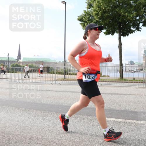 29.06.2025 - hella hamburg halbmarathon Lena Gebhardt http://msf.ph/oto/8246967 29.06.2025 10:10:03 Lombardsbrücke 1052, 1456, 1548, 1823, 3921, 4592, 5511, 7042, 7058, 7081, 7333, 7636, 8090, 8219, 8685, 8890, 9150, 9297, 9306, 9366, 9434, 9674, 9781, 10036, 10943, 11027, 12255, 12509, 12567, 13739, 13797, 16191, 16445, 16455, 16872, 16918, 17148, 17630, 17899, 18076, 18196, 18440, 18707, 19242 meine-sportfotos.de