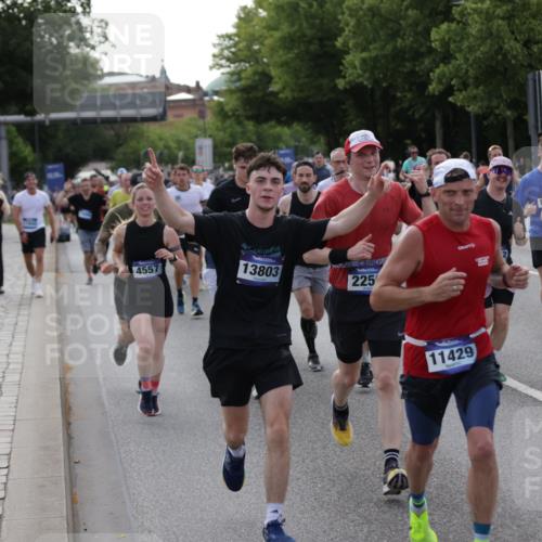 29.06.2025 - hella hamburg halbmarathon Jannik Wohlers http://msf.ph/oto/8246968 29.06.2025 09:55:35 Lombardsbrücke 1143, 1216, 1257, 1267, 1502, 1507, 1689, 2083, 2250, 2260, 2818, 2864, 2884, 3060, 3543, 3692, 4033, 4127, 4346, 4557, 4601, 5116, 6115, 6134, 6994, 7056, 7100, 7224, 7332, 7657, 8273, 8335, 8390, 8668, 8821, 8989, 9074, 9551, 10408, 10603, 10811, 10895, 11009, 11211, 11429, 11645, 12277, 12523, 12875, 13301, 13672, 13758, 13803, 13875, 14239, 14628, 14928, 15384, 15392, 15502, 15899, 16149, 16175, 16623, 16738, 17127, 17131, 17282, 17842 meine-sportfotos.de