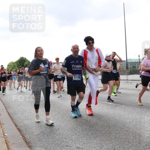 29.06.2025 - hella hamburg halbmarathon Lena Gebhardt http://msf.ph/oto/8246982 29.06.2025 10:45:30 Lombardsbrücke 1033, 1060, 1085, 1685, 1713, 1798, 1983, 2008, 2216, 2217, 2550, 2657, 2664, 2917, 2973, 3160, 3164, 3357, 3377, 3879, 3993, 4099, 4102, 4186, 4224, 4306, 4337, 4388, 4504, 4820, 4851, 5044, 5099, 5108, 5190, 5339, 5635, 5636, 5949, 6150, 6509, 6763, 6788, 6911, 6922, 6980, 7283, 7530, 7541, 7699, 7859, 7912, 8594, 8605, 8745, 8762, 9620, 10030, 10182, 10225, 10327, 10329, 11314, 12198, 12332, 12334 meine-sportfotos.de
