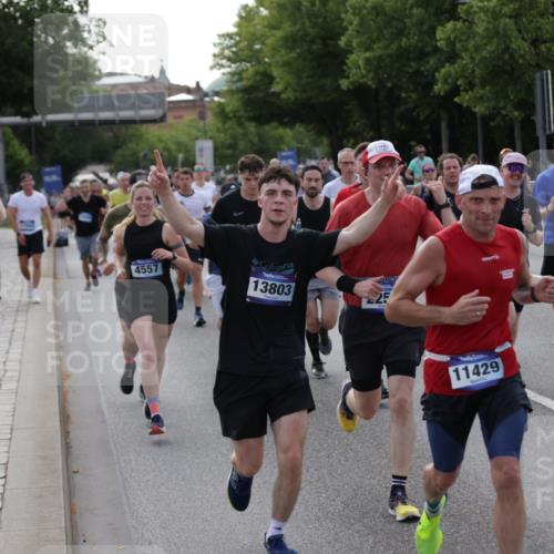 29.06.2025 - hella hamburg halbmarathon Jannik Wohlers http://msf.ph/oto/8246987 29.06.2025 09:55:35 Lombardsbrücke 1143, 1216, 1257, 1267, 1502, 1507, 1689, 2083, 2250, 2260, 2818, 2864, 2884, 3060, 3543, 3692, 4033, 4127, 4346, 4557, 4601, 5116, 6115, 6134, 6994, 7056, 7100, 7224, 7332, 7657, 8273, 8335, 8390, 8668, 8821, 8989, 9074, 9551, 10408, 10603, 10811, 10895, 11009, 11211, 11429, 11645, 12277, 12523, 12875, 13301, 13672, 13758, 13803, 13875, 14239, 14628, 14928, 15384, 15392, 15502, 15899, 16149, 16175, 16623, 16738, 17127, 17131, 17282, 17842 meine-sportfotos.de