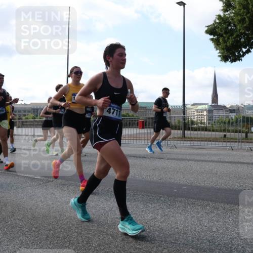 29.06.2025 - hella hamburg halbmarathon Lena Gebhardt http://msf.ph/oto/8247010 29.06.2025 09:56:34 Lombardsbrücke 1061, 1452, 1460, 1496, 1499, 1592, 1628, 1833, 1877, 2013, 2058, 2082, 2083, 2208, 2378, 2396, 2504, 2771, 2953, 2996, 3256, 3296, 3310, 3652, 4065, 4077, 4377, 4404, 4635, 4711, 4833, 5169, 5194, 5482, 5600, 5607, 5839, 5978, 6033, 6115, 6168, 6286, 6511, 6512, 6561, 6562, 7178, 7383, 7475, 7583, 7943, 8261, 8361, 8514, 8572, 8587, 8618, 8661, 8710, 8863, 8921, 8968, 8989, 8996, 9082, 9246, 9537, 9597, 9638, 10596 meine-sportfotos.de