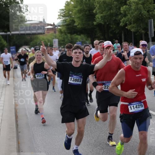 29.06.2025 - hella hamburg halbmarathon Jannik Wohlers http://msf.ph/oto/8247011 29.06.2025 09:55:35 Lombardsbrücke 1143, 1216, 1257, 1267, 1502, 1507, 1689, 2083, 2250, 2260, 2818, 2864, 2884, 3060, 3543, 3692, 4033, 4127, 4346, 4557, 4601, 5116, 6115, 6134, 6994, 7056, 7100, 7224, 7332, 7657, 8273, 8335, 8390, 8668, 8821, 8989, 9074, 9551, 10408, 10603, 10811, 10895, 11009, 11211, 11429, 11645, 12277, 12523, 12875, 13301, 13672, 13758, 13803, 13875, 14239, 14628, 14928, 15384, 15392, 15502, 15899, 16149, 16175, 16623, 16738, 17127, 17131, 17282, 17842 meine-sportfotos.de