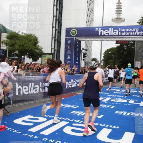 29.06.2025 - hella hamburg halbmarathon Michael Strokosch http://msf.ph/oto/8247022 29.06.2025 10:57:25 Ziel 2417, 2676, 5926, 6272, 8585, 9450, 9727, 9934, 10383, 12014, 12590, 13664, 15229, 16625, 16830, 17160, 17779, 17848 meine-sportfotos.de