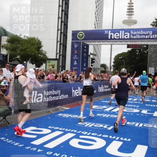 29.06.2025 - hella hamburg halbmarathon Michael Strokosch http://msf.ph/oto/8247051 29.06.2025 10:57:26 Ziel 2417, 5926, 6272, 8585, 9450, 9727, 9934, 12014, 12590, 13394, 13664, 15229, 16625, 16830, 17160, 17779, 17828 meine-sportfotos.de