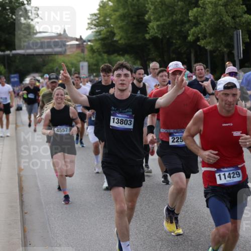 29.06.2025 - hella hamburg halbmarathon Jannik Wohlers http://msf.ph/oto/8247053 29.06.2025 09:55:35 Lombardsbrücke 1143, 1216, 1257, 1267, 1502, 1507, 1689, 2083, 2250, 2260, 2818, 2864, 2884, 3060, 3543, 3692, 4033, 4127, 4346, 4557, 4601, 5116, 6115, 6134, 6994, 7056, 7100, 7224, 7332, 7657, 8273, 8335, 8390, 8668, 8821, 8989, 9074, 9551, 10408, 10603, 10811, 10895, 11009, 11211, 11429, 11645, 12277, 12523, 12875, 13301, 13672, 13758, 13803, 13875, 14239, 14628, 14928, 15384, 15392, 15502, 15899, 16149, 16175, 16623, 16738, 17127, 17131, 17282, 17842 meine-sportfotos.de