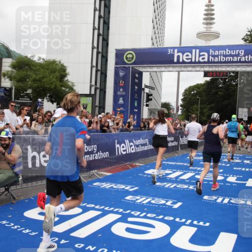 29.06.2025 - hella hamburg halbmarathon Michael Strokosch http://msf.ph/oto/8247086 29.06.2025 10:57:26 Ziel 2417, 5926, 6272, 8585, 9450, 9727, 9934, 12014, 12590, 13394, 13664, 15229, 16625, 16830, 17160, 17779, 17828 meine-sportfotos.de