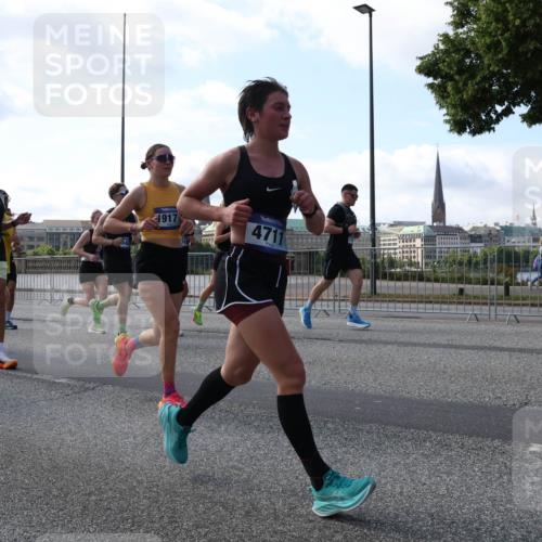 29.06.2025 - hella hamburg halbmarathon Lena Gebhardt http://msf.ph/oto/8247091 29.06.2025 09:56:34 Lombardsbrücke 1061, 1452, 1460, 1496, 1499, 1592, 1628, 1833, 1877, 2013, 2058, 2082, 2083, 2208, 2378, 2396, 2504, 2771, 2953, 2996, 3256, 3296, 3310, 3652, 4065, 4077, 4377, 4404, 4635, 4711, 4833, 5169, 5194, 5482, 5600, 5607, 5839, 5978, 6033, 6115, 6168, 6286, 6511, 6512, 6561, 6562, 7178, 7383, 7475, 7583, 7943, 8261, 8361, 8514, 8572, 8587, 8618, 8661, 8710, 8863, 8921, 8968, 8989, 8996, 9082, 9246, 9537, 9597, 9638, 10596 meine-sportfotos.de
