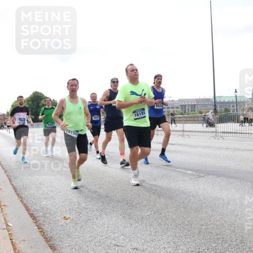 29.06.2025 - hella hamburg halbmarathon Lena Gebhardt http://msf.ph/oto/8247096 29.06.2025 10:10:05 Lombardsbrücke 1052, 1456, 1548, 1823, 3921, 4592, 5182, 5511, 7042, 7058, 7081, 7333, 7636, 8090, 8219, 8685, 8890, 9150, 9297, 9306, 9366, 9434, 9674, 9781, 10036, 10943, 11027, 12255, 12509, 12567, 13739, 13797, 15409, 16191, 16445, 16455, 16639, 16872, 16918, 17148, 17630, 17899, 18076, 18196, 18440, 18707, 19242 meine-sportfotos.de
